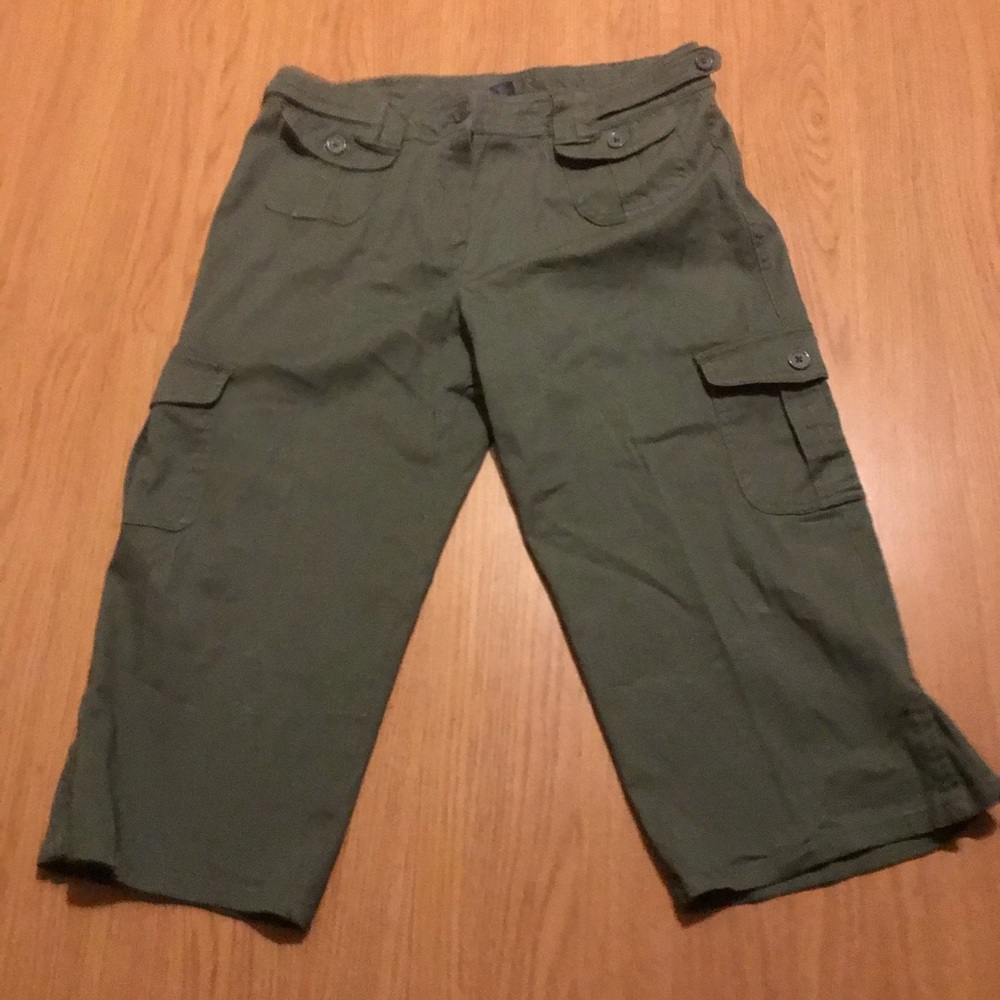 Capri/Pants Army Green Color. Button belt 12P